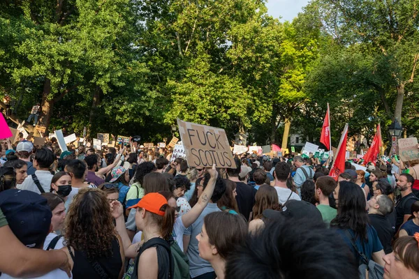 Protestujący Trzymający Kartonowe Znaki Tym Jak Sąd Najwyższy Obalił Roe — Zdjęcie stockowe