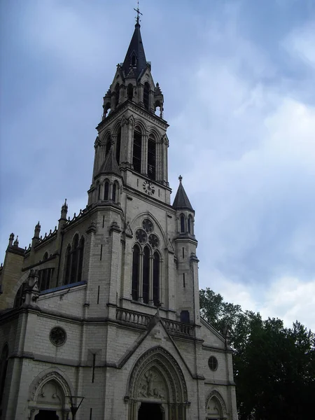 法国里昂哥特式大教堂的垂直照片 — 图库照片