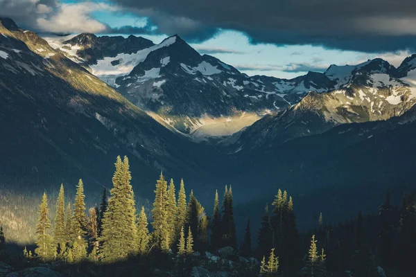 Hermoso Disparo Cielo Atardecer Sobre Montañas Nevadas Whistler Canadá — Foto de Stock