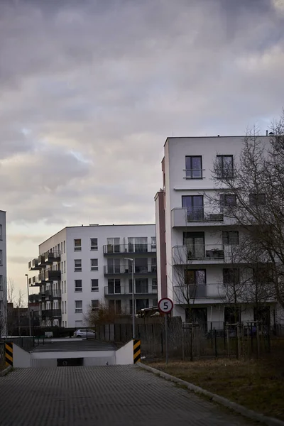 曇り空の日には Stare Zegrze地区の住宅ビルと駐車場への入り口 — ストック写真
