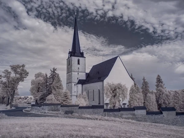 Eine Alte Schwarz Weiße Verlassene Kirche Grünen Unter Wolkenverhangenem Himmel — Stockfoto