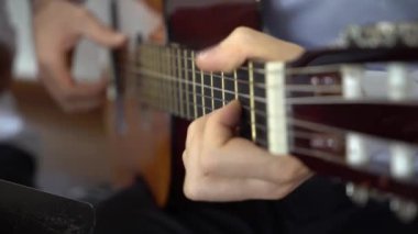 Klasik gitar çalan biri.