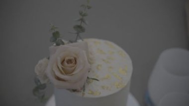 Altın taneli düğün pastasının yakın çekimi.