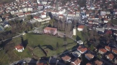 Eski bir şehirdeki binaların ve evlerin havadan görünüşü