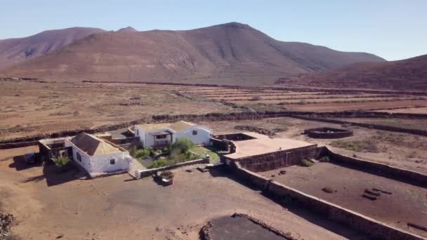 Een Luchtfoto Van Oliva Woestijn Tindaya Berg Achtergrond Canarische Eilanden — Stockvideo