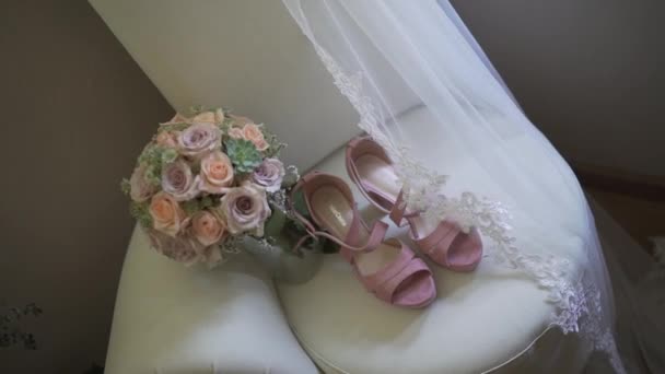 Tiro Close Sapatos Rosa Flores Rosa Uma Cadeira Branca — Vídeo de Stock
