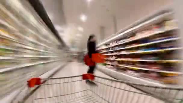 购物车在超市里穿梭于商品摊位之间的时差 — 图库视频影像