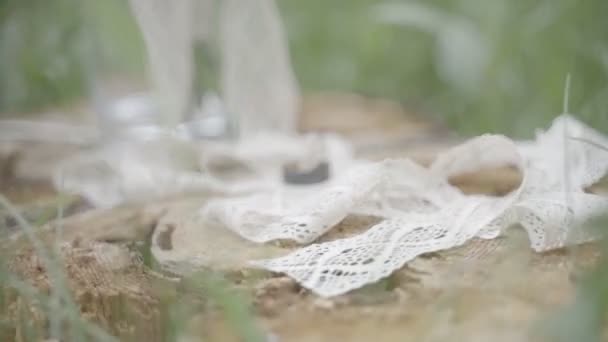 一只戒指和一束玫瑰的特写镜头 用白色的花边带子系在一起 — 图库视频影像