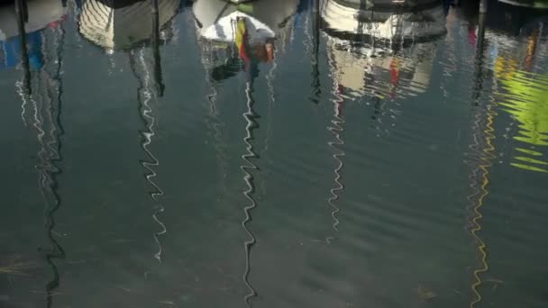 Spiegelung Yachthafen Eckernfoerde Gruenem Seewasser — Vídeo de stock