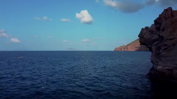 Widok Góry Jasnoniebieskiej Wody Morza Śródziemnego Pobliżu Brzegu Wysp Liparyjskich — Wideo stockowe