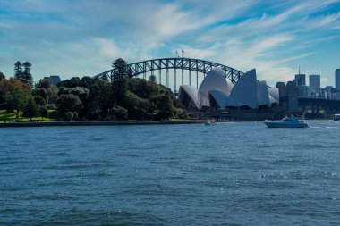 Sydney Opera Binası ve Liman Köprüsü manzarası. Avusturalya.
