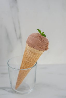Konideki çikolatalı dondurmanın dikey yakın çekimi.