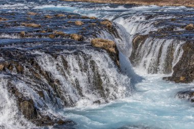 İzlanda 'daki Bruarfoss Şelalesinin büyüleyici manzarası