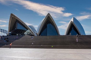 Sydney Opera binasına karşı insanların olduğu merdiven manzarası. Avusturalya.