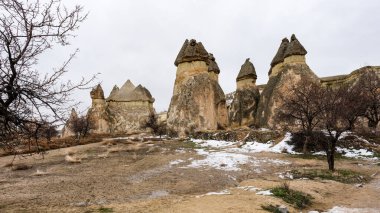 Kapadokya 'da karla kaplı yüksek jeolojik oluşumlar