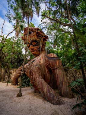 Tulum kadın heykelinin yakın çekimi.