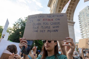 New York Foley Meydanı 'nda Anayasa Mahkemesi' nin Roe v. Wade 'e açtığı davadan sonra protestoların elinde karton tabelalar vardı.