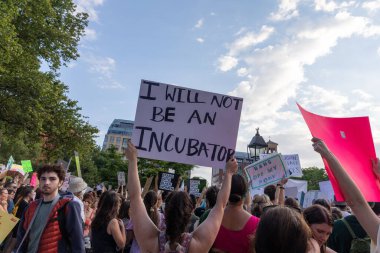 New York Foley Meydanı 'nda Anayasa Mahkemesi' nin Roe v. Wade 'e açtığı davadan sonra protestoların elinde karton tabelalar vardı.