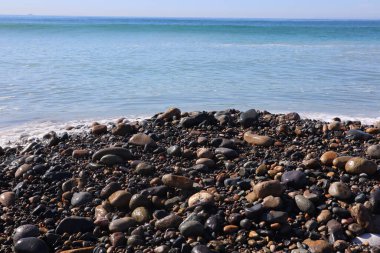 San Clemente, Kaliforniya 'daki kayalık plajın doğal bir manzarası.