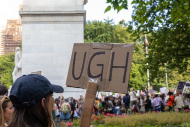 New York Foley Meydanı 'nda Anayasa Mahkemesi' nin Roe v. Wade 'e açtığı davadan sonra protestoların elinde karton tabelalar vardı.