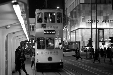 Durağındaki bir Hong Kong tramvayının monokromatik görüntüsü.