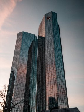 Frankfurt, Almanya 'da bulutlu bir gökdelenin dikey görüntüsü