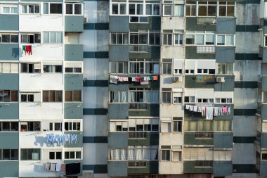 Kablolardan sarkan temiz çamaşırları olan eski binaların manzarası.