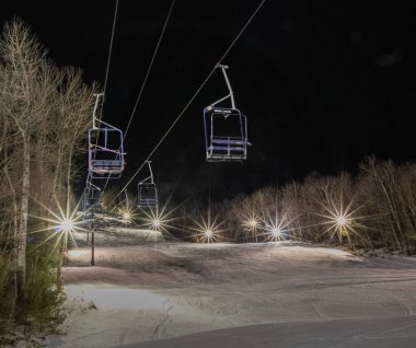 Kayak merkezindeki kayak asansörlerinin düşük açılı görüntüsü