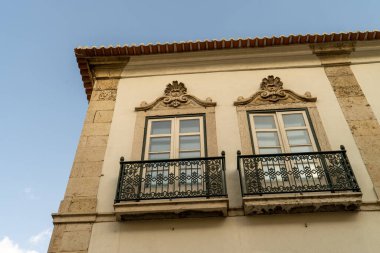 Güneşli bir günde modern bir binanın alçak açılı bir görüntüsü.