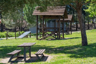 Portekiz, Loures 'teki Santa Iria de Azoia Şehir Parkı' ndaki piknik masaları.