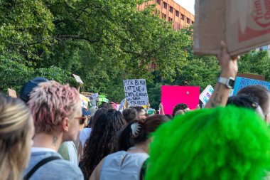 New York Foley Meydanı 'nda Anayasa Mahkemesi' nin Roe v. Wade 'e açtığı davadan sonra protestoların elinde karton tabelalar vardı.