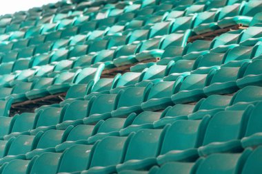 Boş stadyum koltuklarından bir sürü büyük hizalı mavi sıra