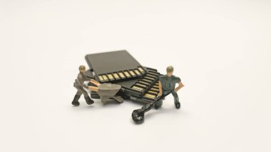 Hafıza kartlarını aktaran minyatür işçiler