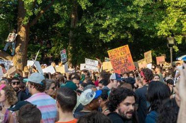 Foley Meydanı New York 'ta elinde karton levhalarla kürtaj hakları protestosu