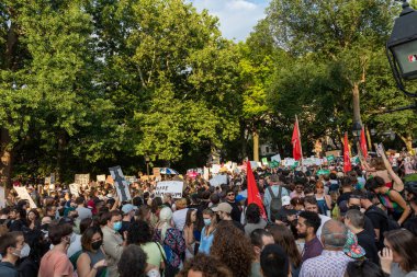 Protestocular, Anayasa Mahkemesi 'nin Roe-Wade davasını düşürmesinin ardından ellerinde karton tabelalar tutuyorlar. Foley Meydanı.