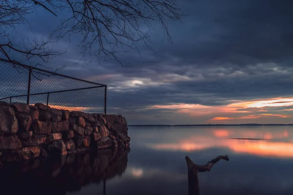 カナダのケベック州南西部に位置するIle Perrotの湖での鮮やかな夕日の景色 — ストック写真