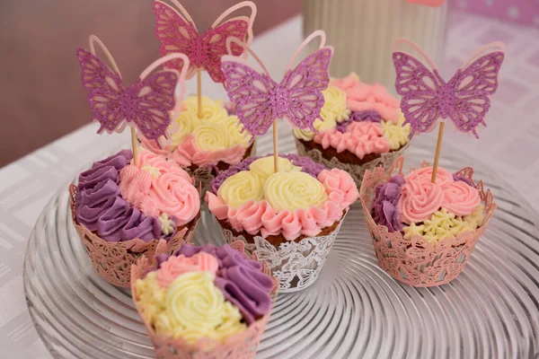 Primer Plano Deliciosos Cupcakes Con Glaseado Colorido Decoraciones Mariposas — Foto de Stock