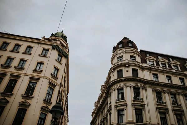 Tiro Ângulo Baixo Dos Cantos Dois Edifícios Bege Com Belo — Fotografia de Stock