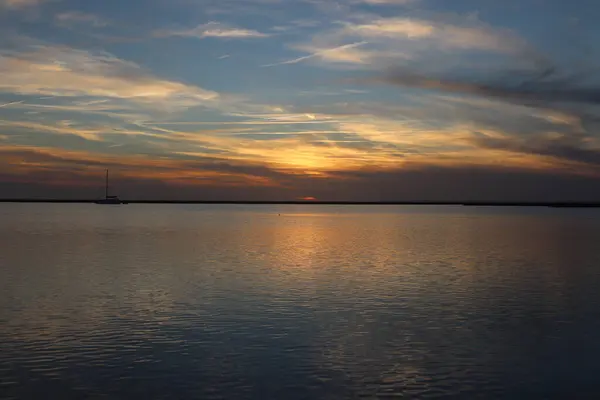 Vacker Utsikt Över Ett Lugnt Hav Solnedgången — Stockfoto