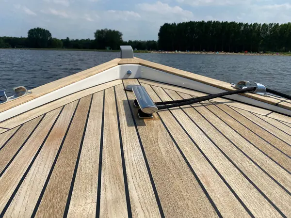 Detailaufnahme Auf Einem Holzboot Auf Dem Wasser — Stockfoto