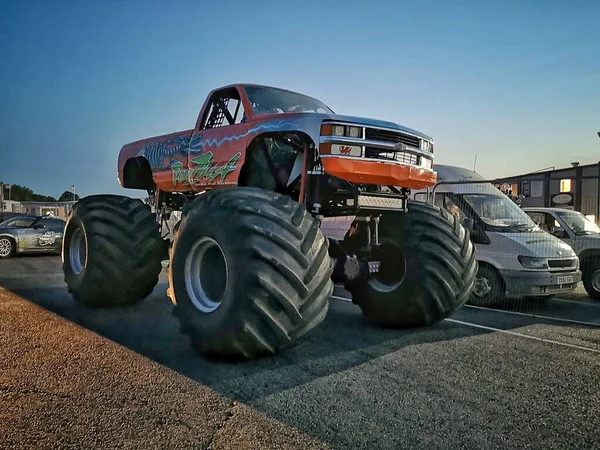 Niskokątne Ujęcie Podzilla Monster Trucka — Zdjęcie stockowe