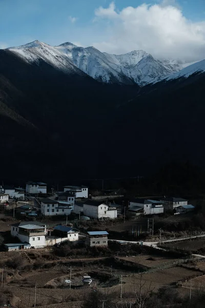 雲南省 中国の背景に山のある農村住宅 — ストック写真