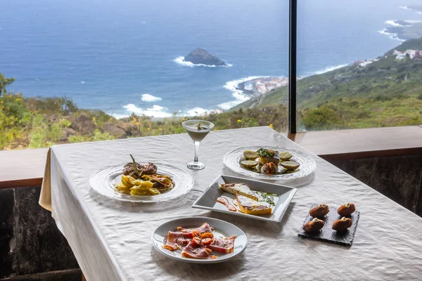 Divers Plats Sur Une Table Restaurant Avec Une Vue Imprenable — Photo