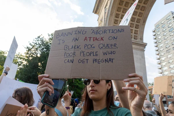 在纽约福利广场 最高法院推翻了Roe诉Wade案之后 持硬纸板标语的抗议者 — 图库照片