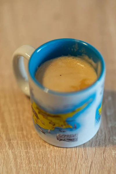 Eine Vertikale Aufnahme Eines Zyprischen Kaffeebechers Auf Einem Holztisch — Stockfoto