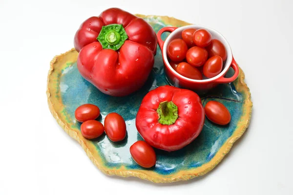 Close Pimentas Tomates Uva Uma Placa Cerâmica — Fotografia de Stock