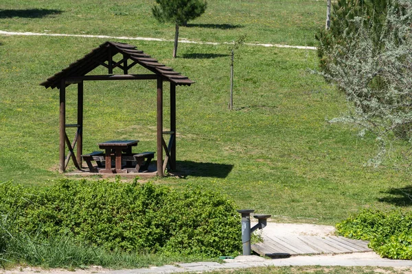 葡萄牙卢雷斯Santa Iria Azoia城市公园的野餐桌 — 图库照片