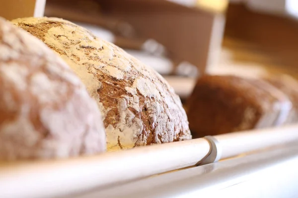 Selektywne Ujęcie Świeżych Chrupiących Bochenków Chleba Wyświetlanych Piekarni — Zdjęcie stockowe