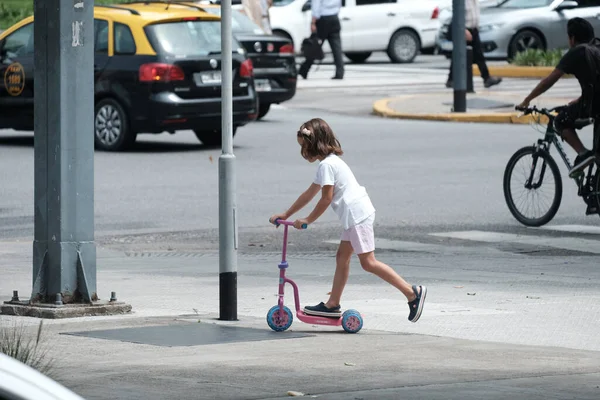 Ein Kind Auf Einem Tretroller Auf Der Straße — Stockfoto