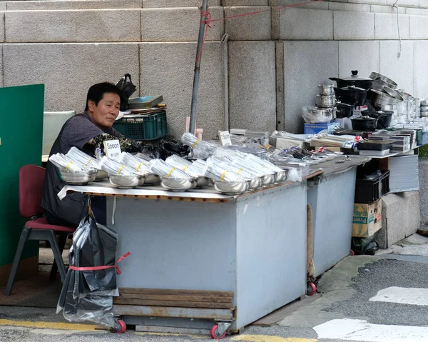 Vendedor Ambulante Masculino Que Vende Cubiertos Metal Ollas Sartenes Pleno —  Fotos de Stock